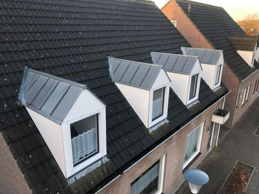 Meerdere dakkapel gevels na herstel en renovatie werkzaamheden