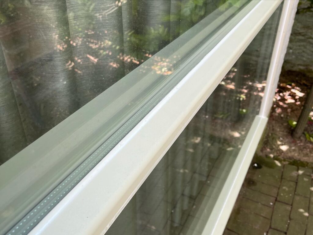 Nieuw geplaatste isolerende beglazing in raamkozijn voor betere isolatie