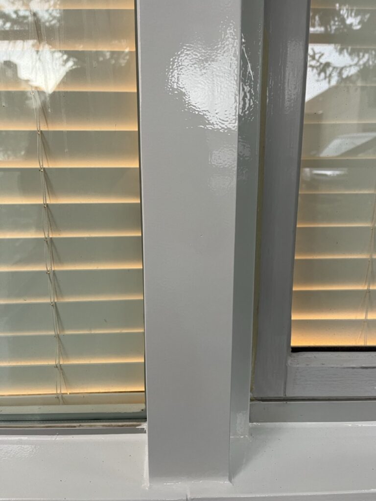 Hersteld raamkozijn na professionele houtrot reparatie