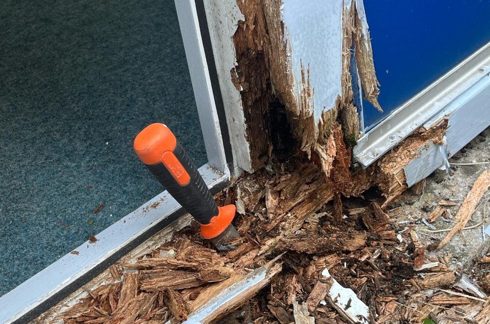 Aangetast houten kozijn met zichtbare houtrot schade